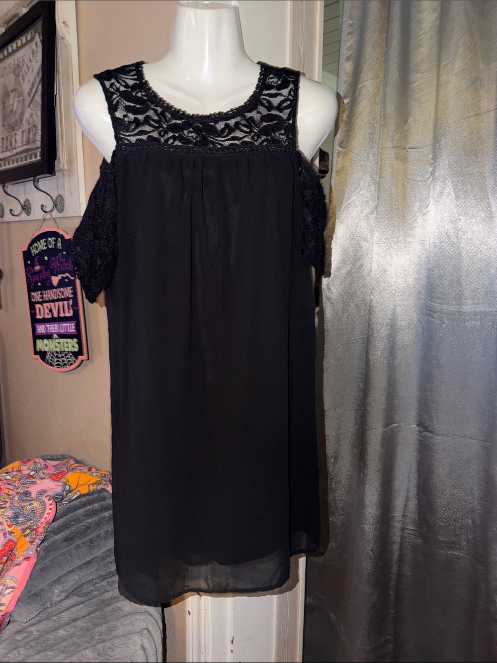 Women’s Black Lace-Trim Cold Shoulder Dress As U Wish size medium